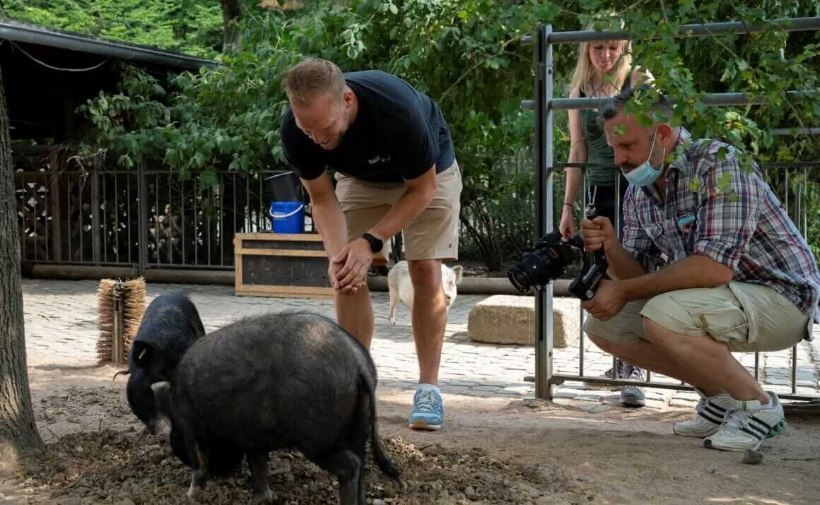 „Outdoor“-Dreh für den Tiertrainer-Lehrgang an der ATN Florian Wienhold|Briefing des Zoo-Hof-Teams für den Tiertrainer-Dreh|Haben alle Darsteller auch das Drehbuch gelesen?|Tiertrainer und ATN-Dreh-Team im vollen Einsatz|„Tierische“ Impressionen vom Tiertrainer-Dreh der ATN „Tierische“ Impressionen vom Tiertrainer-Dreh der ATN|„Tierische“ Impressionen vom Tiertrainer-Dreh der ATN „Tierische“ Impressionen vom Tiertrainer-Dreh der ATN|Dozenten und Autoren ATN - Autorin Annabelle Steiger|„Tierische“ Impressionen vom Tiertrainer-Dreh der ATN „Tierische“ Impressionen vom Tiertrainer-Dreh der ATN